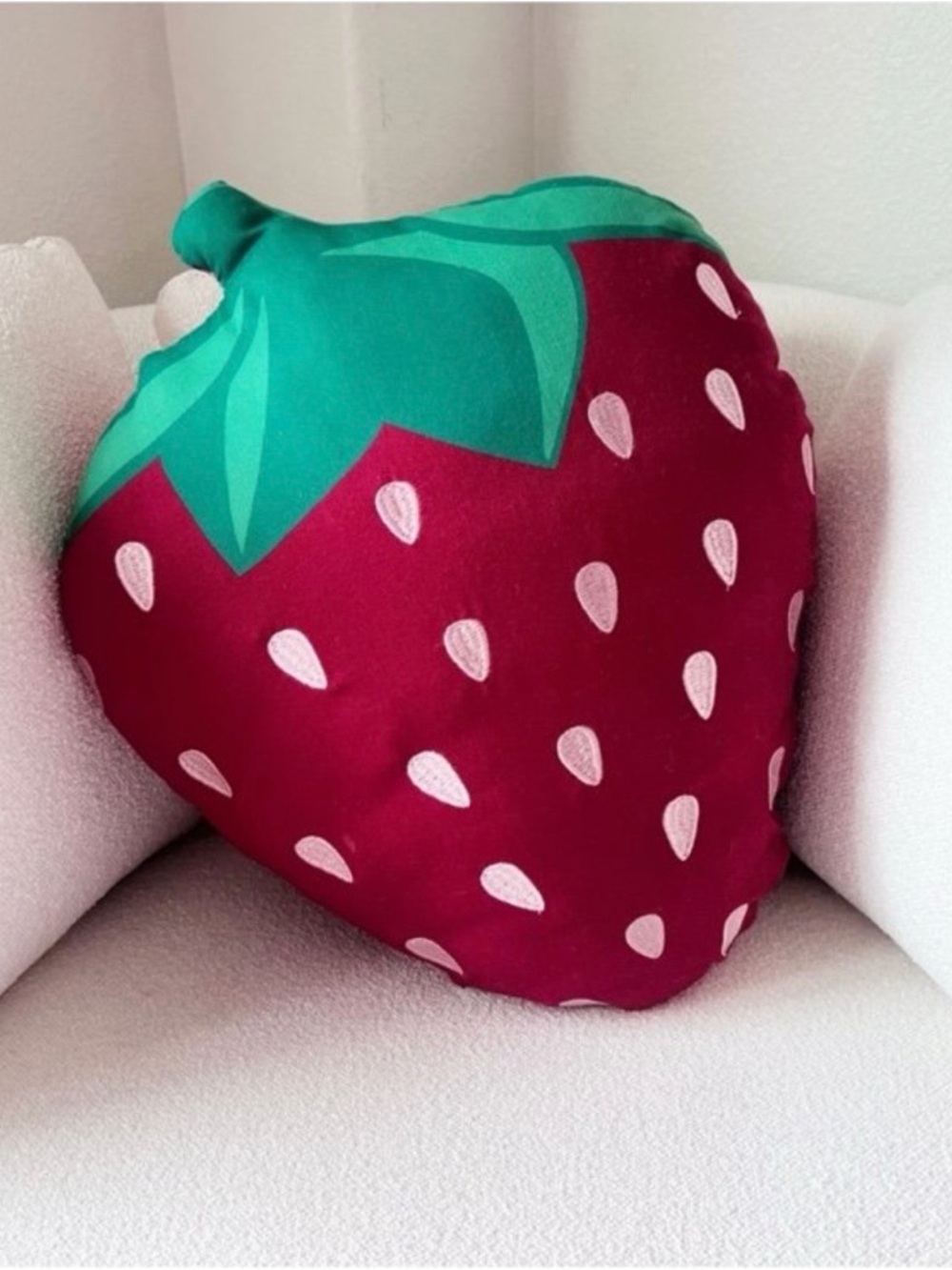 NWT Novogratz HomeGoods Strawberry Indoor/Outdoor Accent Throw Pillow